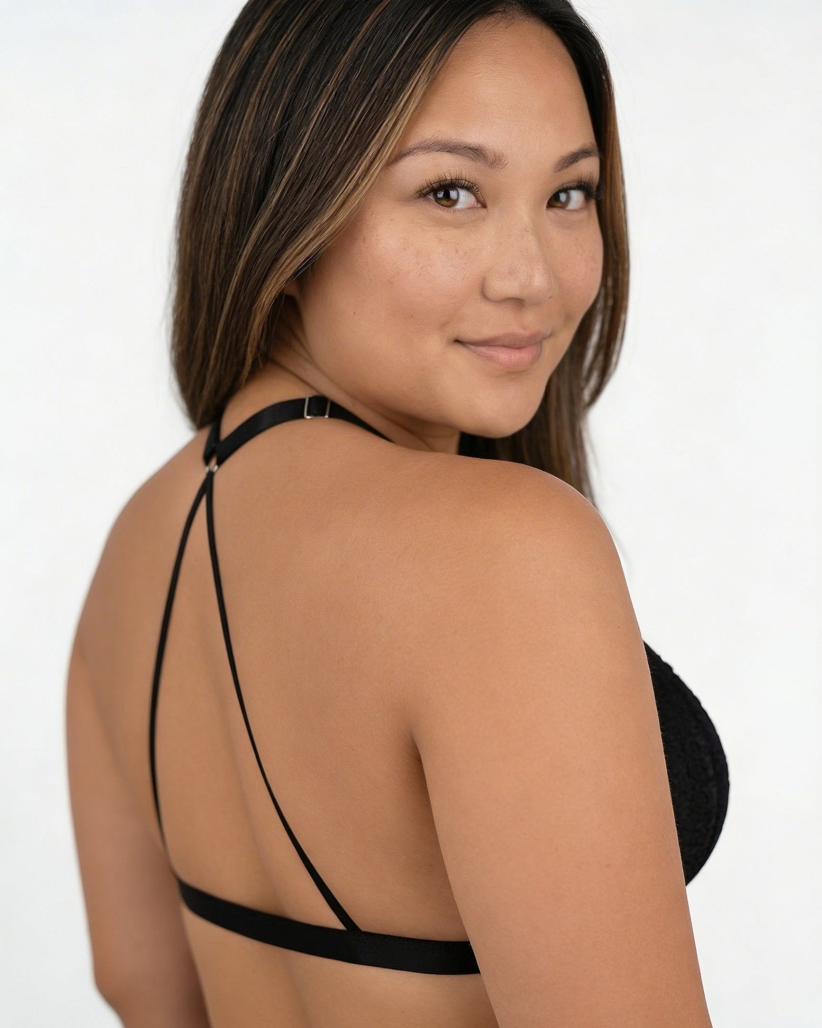 Black Plus Size Lace Plunge Bra With Cross Back Straps - MARELIA