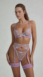 Reggiseno, portareggicalze e perizoma ricamati a fiori